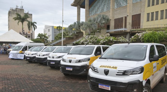 Novas vans entram em operação e renovam transporte escolar rural