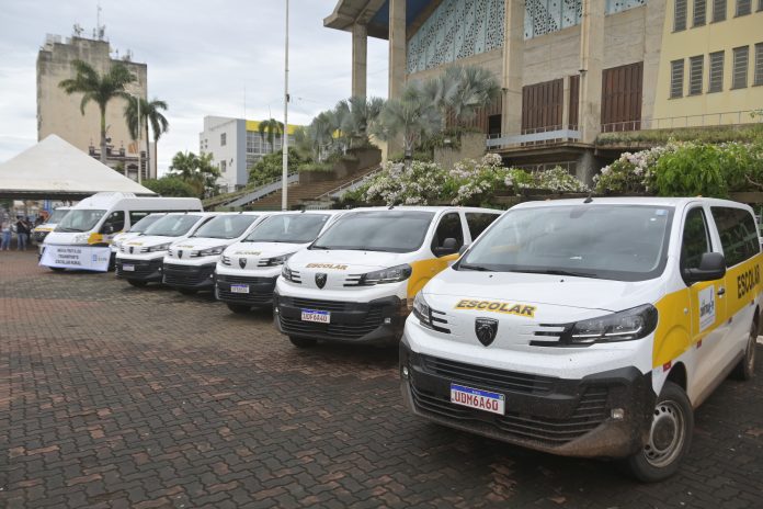 Novas vans entram em operação e renovam transporte escolar rural