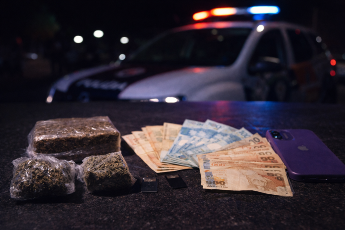 Tentou escapar com arrancada brusca e terminou na cadeia por tráfico
