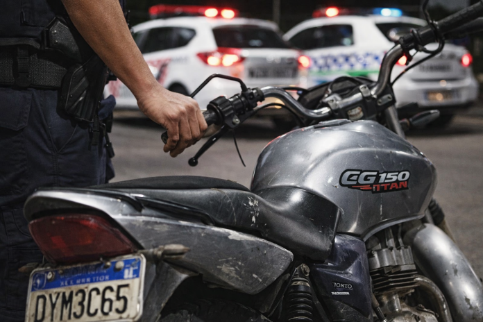 Flagrante à noite: motocicleta irregular leva à prisão em Olímpia