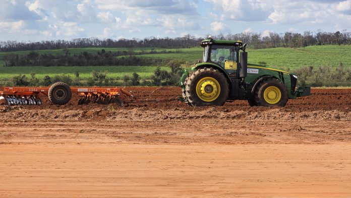 Tereos e Atvos testam tratores autônomos e reduzem custos no campo