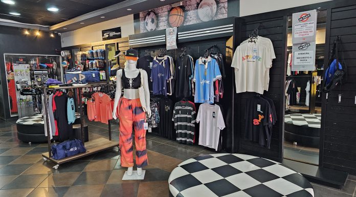 Impacto Sports promove outlet na loja, com roupas e tênis em promoção