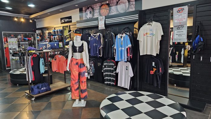 Impacto Sports promove outlet na loja, com roupas e tênis em promoção