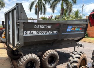 Distritos de Olímpia recebem carretas para limpeza e manutenção