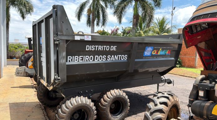 Distritos de Olímpia recebem carretas para limpeza e manutenção