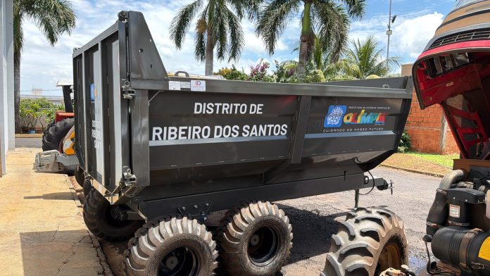 Distritos de Olímpia recebem carretas para limpeza e manutenção