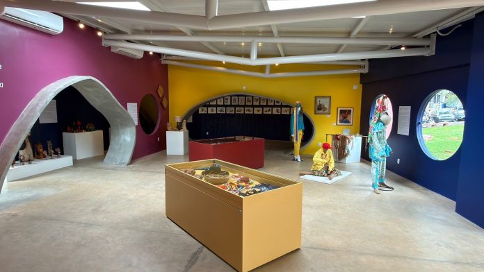 Exposição no CAT: fotos históricas e vestes do Festival do Folclore