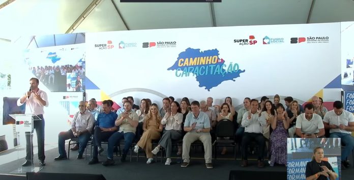Tarcísio reúne prefeitos da região em formatura de 625 alunos em Severínia