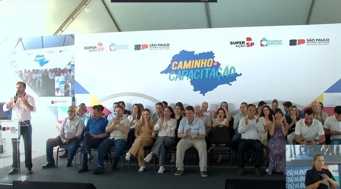 Tarcísio reúne prefeitos da região em formatura de 625 alunos em Severínia