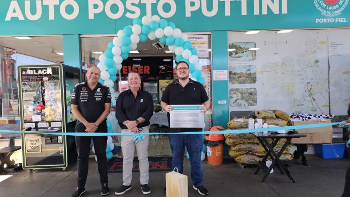 Com carro de corrida, Petronas estreia em Olímpia no Posto Puttini