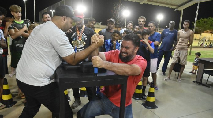 Desafio de braço de ferro movimenta noite esportiva em Olímpia