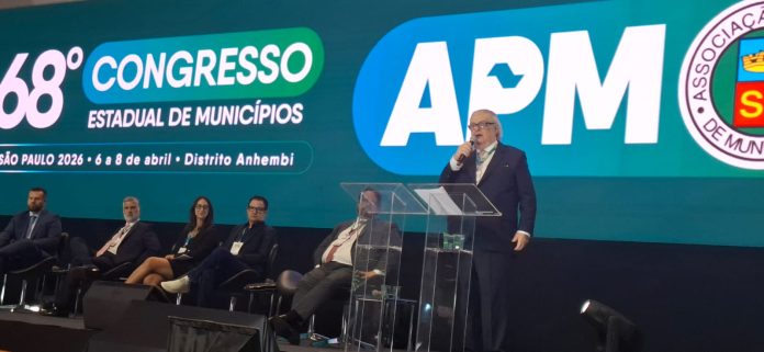 Silvio Salata alerta prefeitos sobre riscos eleitorais em congresso da APM