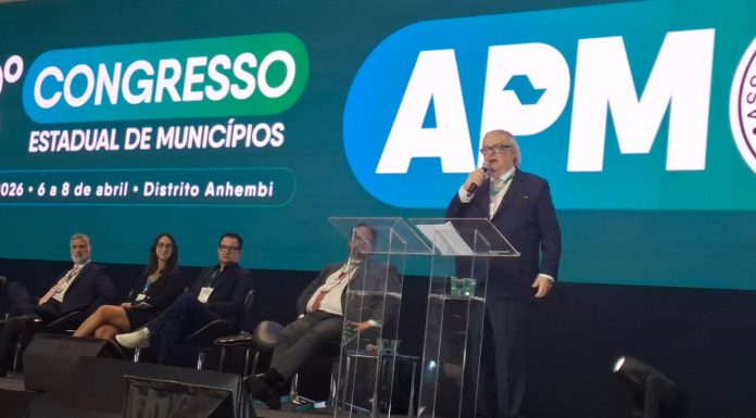 Silvio Salata alerta prefeitos sobre riscos eleitorais em congresso da APM