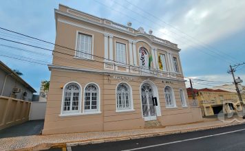 Fachada da Prefeitura de Olímpia, prédio de dois andares com bandeiras na sacada