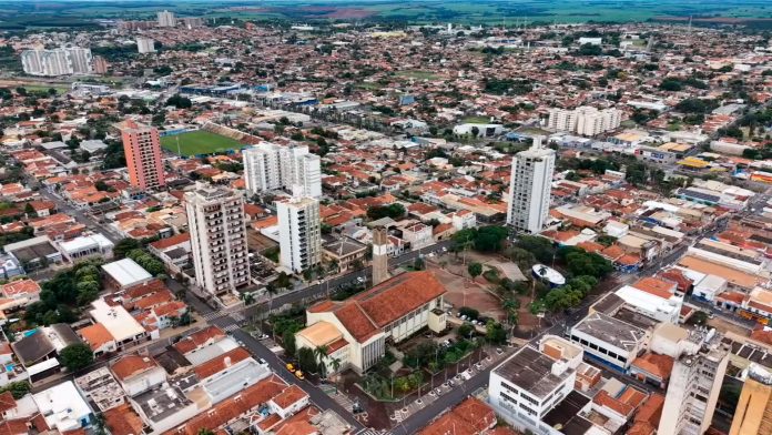 Emprego formal fecha semestre em alta e Olímpia acumula 517 vagas
