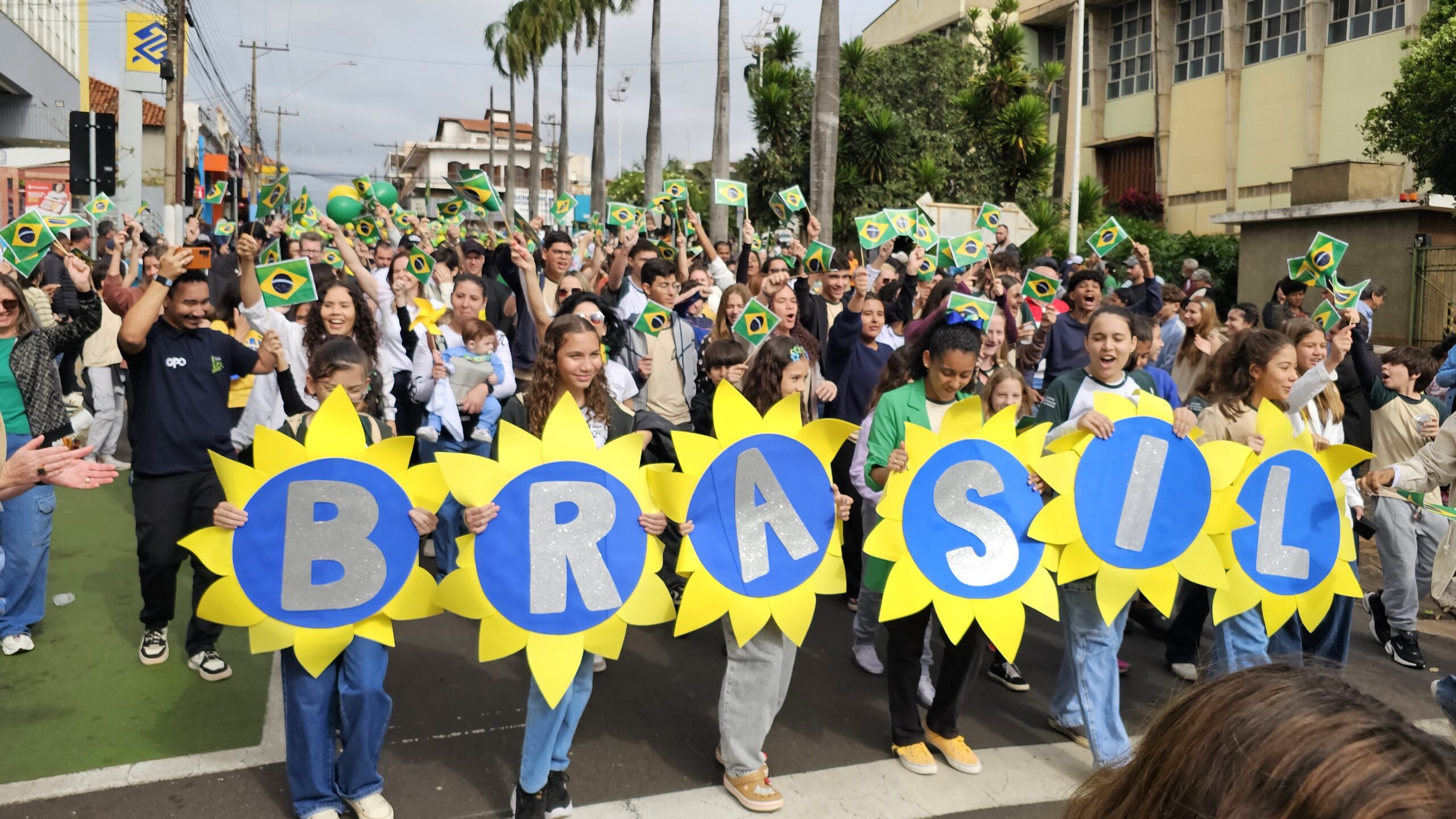 Desfile de 7 de Setembro movimenta Praça da Matriz. Veja fotos e vídeo
