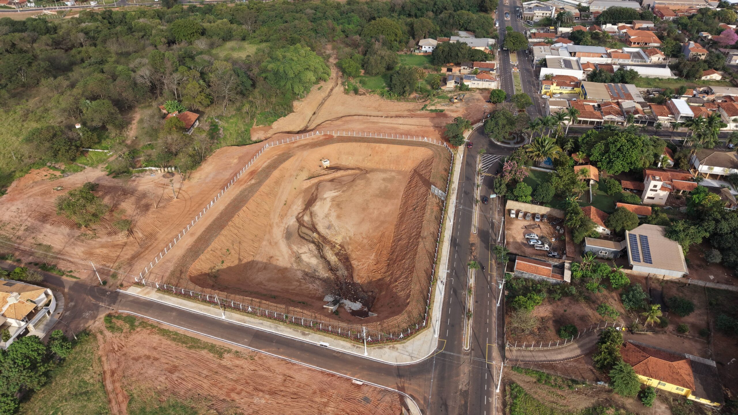 Vista aérea da bacia de contenção da obra antienchente da região da Avenida Menina Moça, em Olímpia, cercada e sem água acumulada