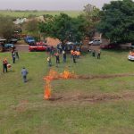Moradores de Baguaçu aprendem a combater incêndio no campo