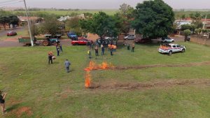 Moradores de Baguaçu aprendem a combater incêndio no campo