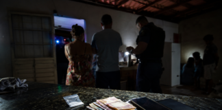 Polícia encontra cocaína perto de filhos com deficiência e prende casal