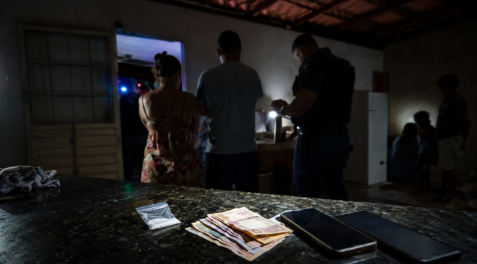 Polícia encontra cocaína perto de filhos com deficiência e prende casal