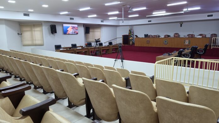 Sessão da Câmara reúne vetos, urgência e 19 novos projetos