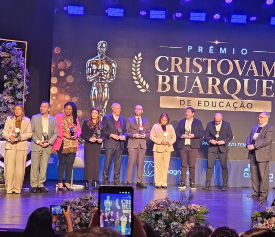 Educação de Olímpia recebe troféu nacional por inclusão escolar