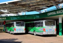 Dois ônibus do transporte coletivo de Olímpia estacionados na Estação Rodoviária Paschoal Lamana