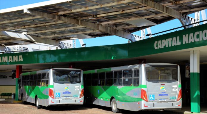 Dois ônibus do transporte coletivo de Olímpia estacionados na Estação Rodoviária Paschoal Lamana