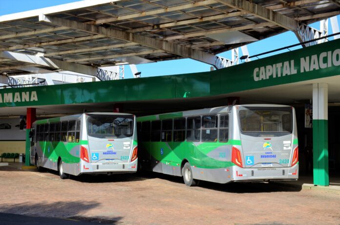 Dois ônibus do transporte coletivo de Olímpia estacionados na Estação Rodoviária Paschoal Lamana