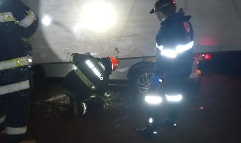 Carreta tomba sobre van da Saúde de Auriflama em Olímpia