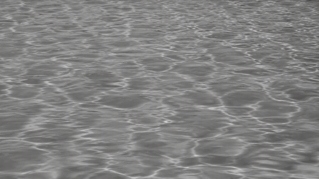 agua em preto e branco