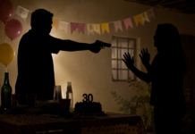 Homem ameaça sobrinha com pistola durante festa de aniversário