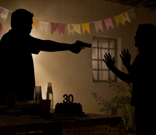 Homem ameaça sobrinha com pistola durante festa de aniversário