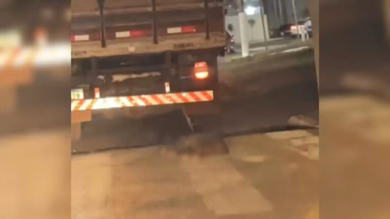 Cachorro preso a traseira de caminhao sendo arrastado em via de Olimpia (SP)