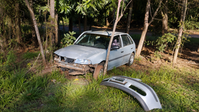 Dupla abandona carro furtado após acidente e acaba presa em Olímpia