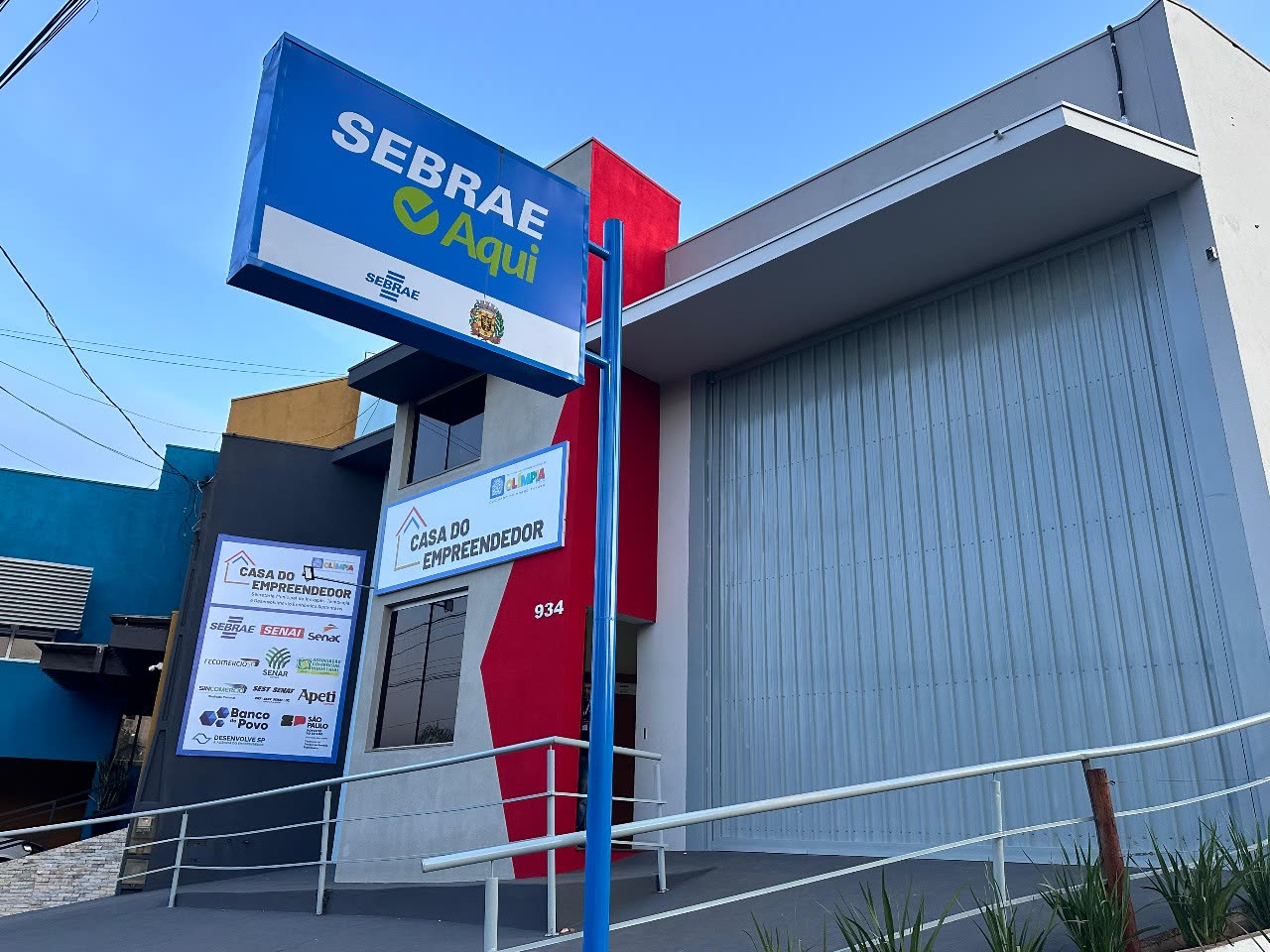 Fachada da Casa do Empreendedor de Olímpia, com a placa do Sebrae Aqui, ponto de saída do ônibus para a Feira do Empreendedor 2026