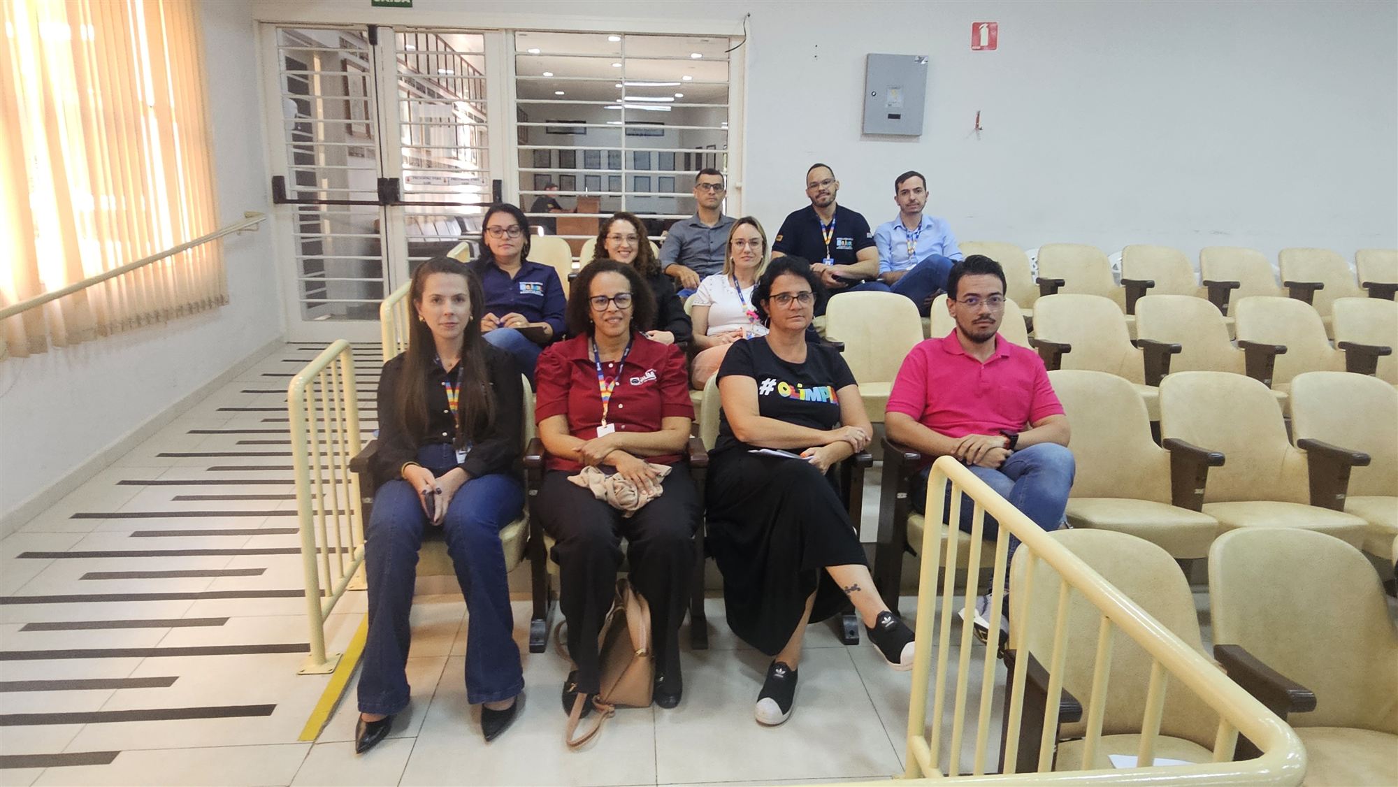 Conselheiros e público acompanham a reunião sobre o reajuste da água na Câmara Municipal de Olímpia