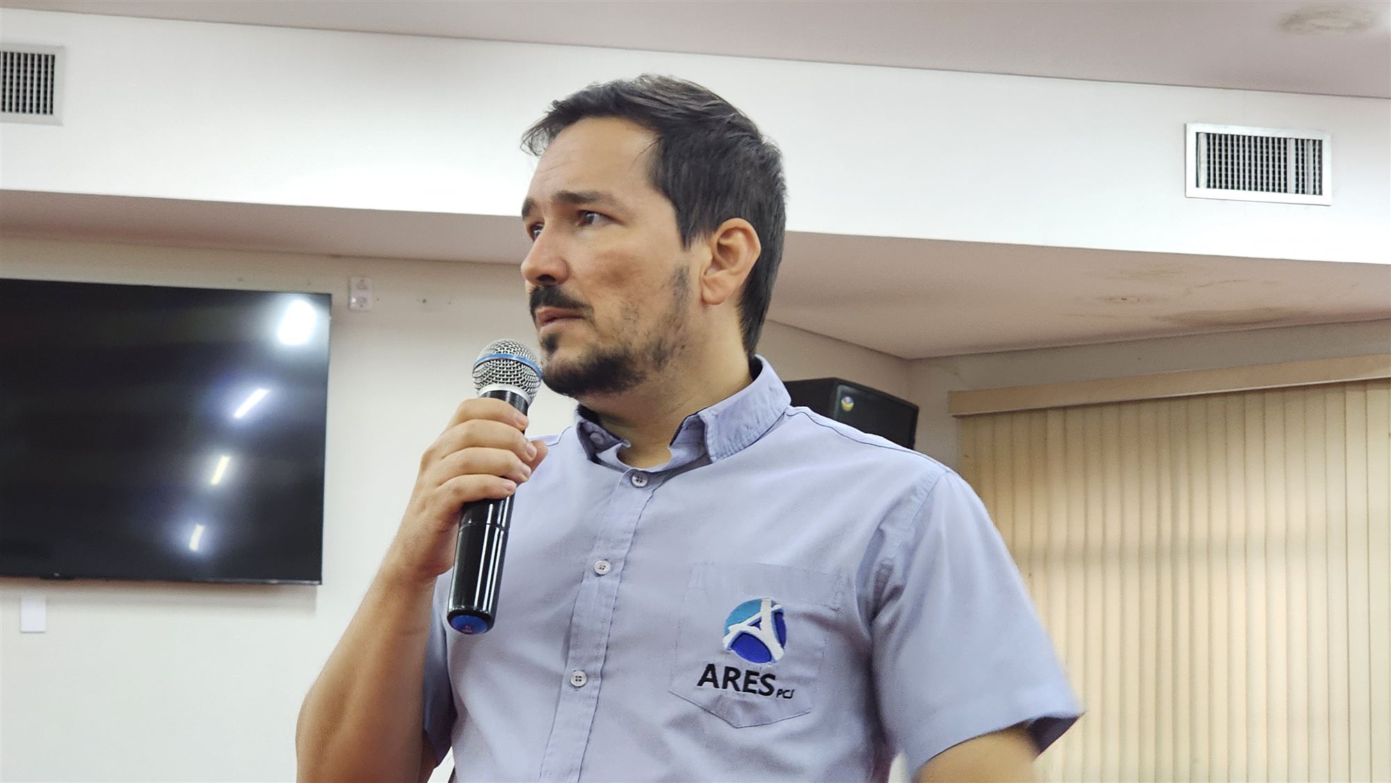 Analista da ARES-PCJ apresenta os resultados da fiscalização do serviço de água e esgoto em Olímpia
