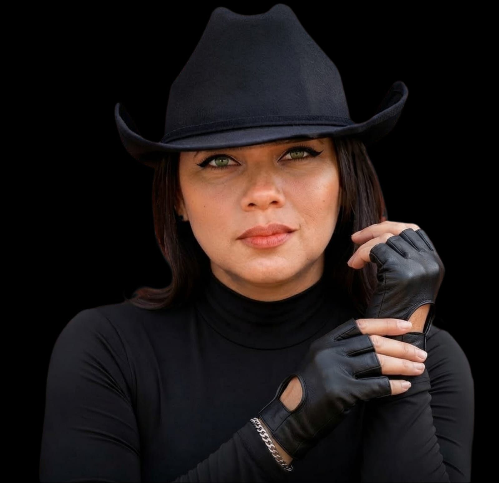 Cantora Claudia Gabriel, de chapéu preto, luvas e roupa preta, em foto de divulgação do tributo a Simone Mendes