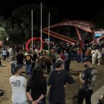 Público reunido à noite na Praça Rui Barbosa, em Olímpia, diante do coreto iluminado durante uma edição do Cultura no Coreto