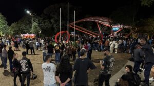 Público reunido à noite na Praça Rui Barbosa, em Olímpia, diante do coreto iluminado durante uma edição do Cultura no Coreto