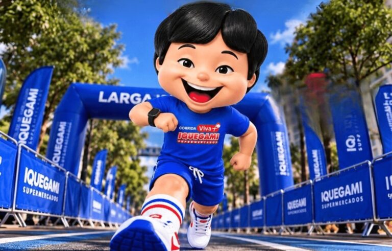 Personagem de desenho animado de camisa azul da Corrida Viva + Iquegami corre na largada, cercado de bandeiras e grades azuis do evento