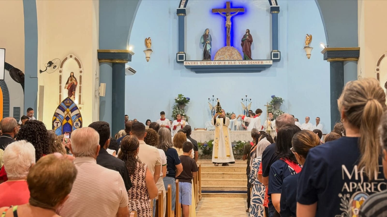 Fiéis acompanham missa no altar do Santuário Nossa Senhora Aparecida, em Olímpia