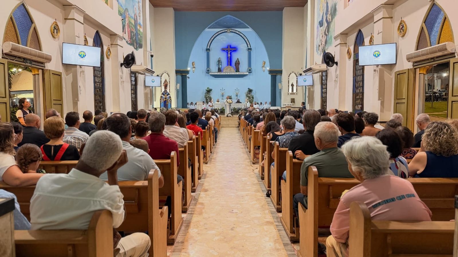 Nave lotada de fiéis durante missa no Santuário Nossa Senhora Aparecida, em Olímpia