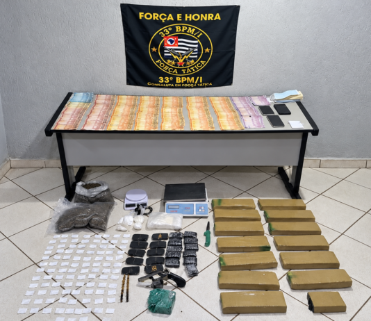 PM apreende 18,6 kg de drogas e cheques de R$ 652 mil em barracão