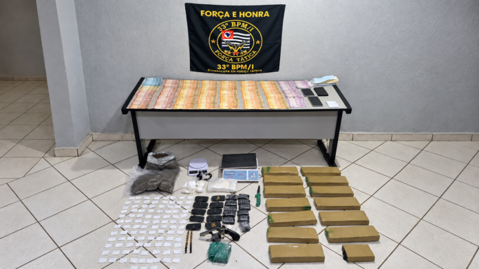 PM apreende 18,6 kg de drogas e cheques de R$ 652 mil em barracão