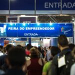 Entrada da Feira do Empreendedor, em São Paulo, com visitantes em fila
