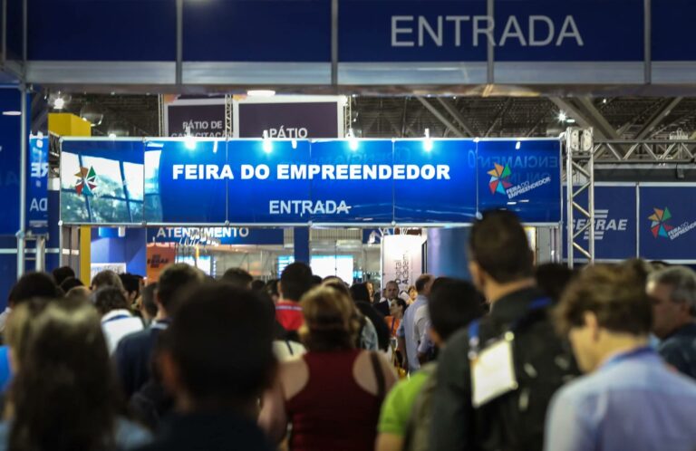 Entrada da Feira do Empreendedor, em São Paulo, com visitantes em fila