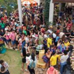 Multidão de crianças e famílias reunida no pátio da ECO durante o Festival das Crianças